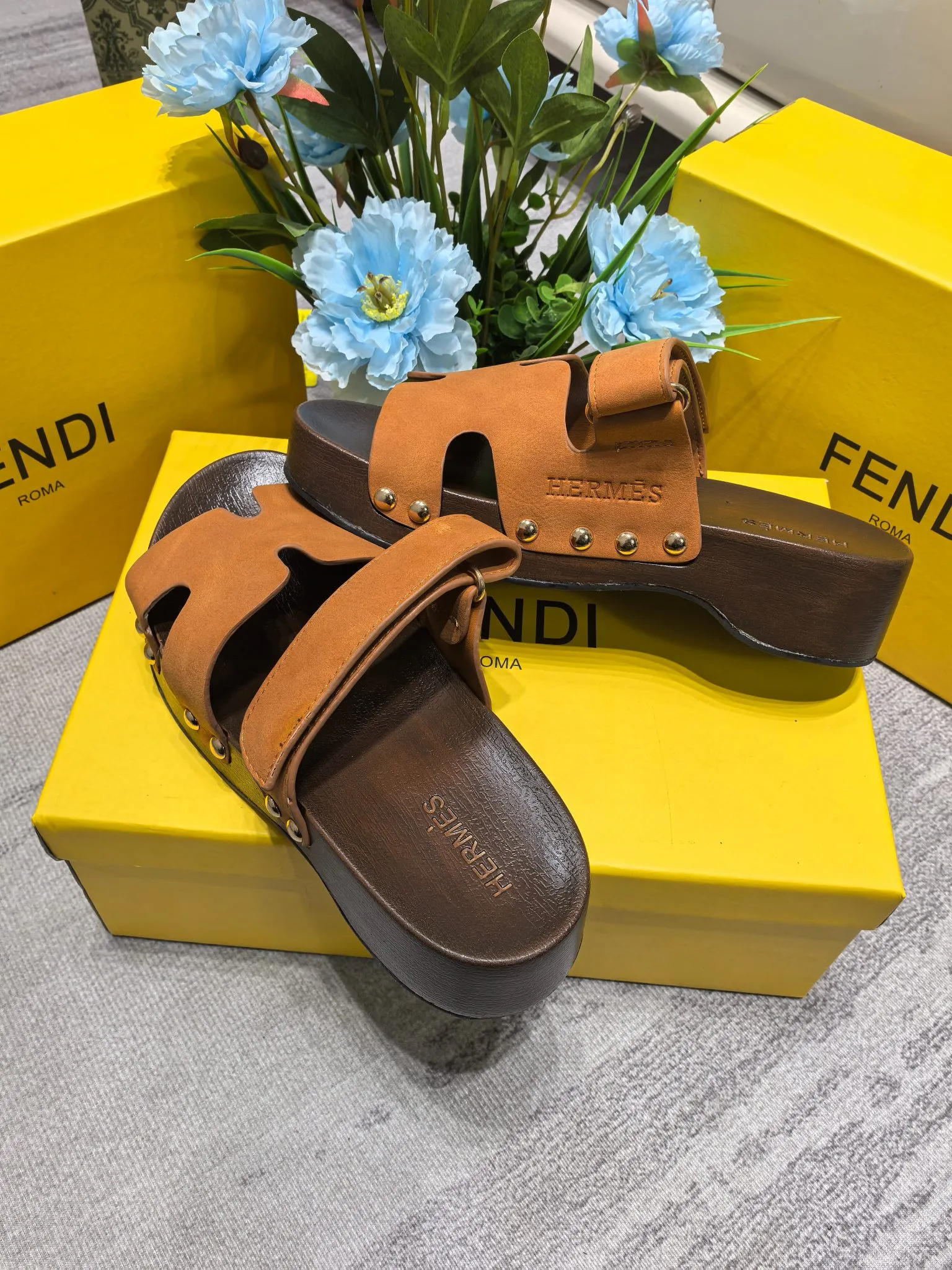 👟👟Ex-factory price 480👟👟Hermes second uncle clog slippers, original development + British retro design, classic and durable! The ultimate 1:1 body shape, imported high-end fabrics showing exquisite texture! Customized A-grade wood sole with mold opening and luxurious packaging! - Unique quality, 35-40 41 42 customized, non-refundable and non-exchangeable